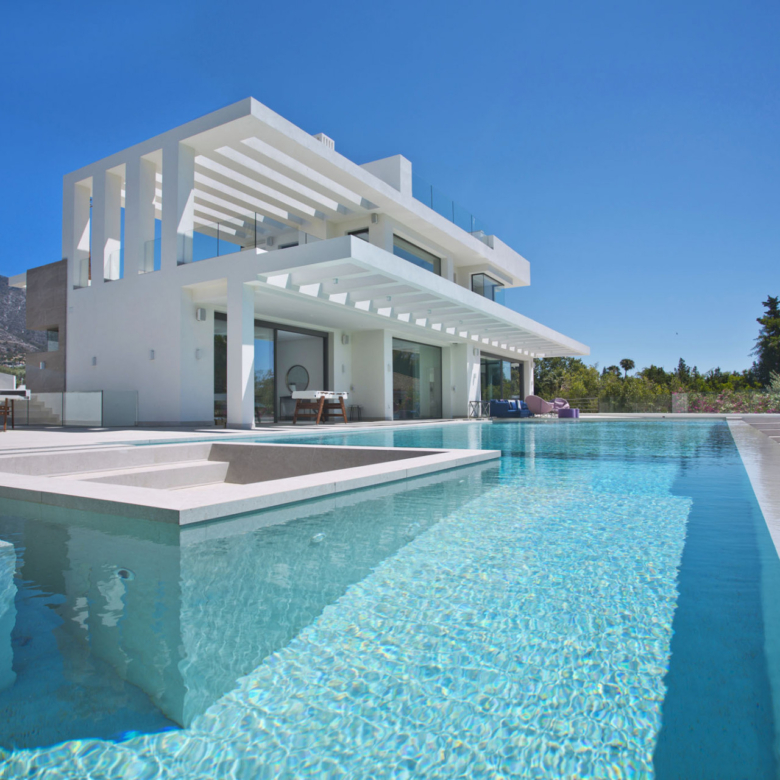 STYLISH CONTEMPORARY 7-BEDROOM VILLA FOR SHORT-TERM RENTAL PUENTE ROMANO MARBELLA
