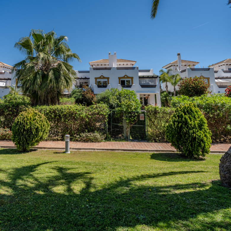 Semi/detached house in Selwo with big garden and sea views