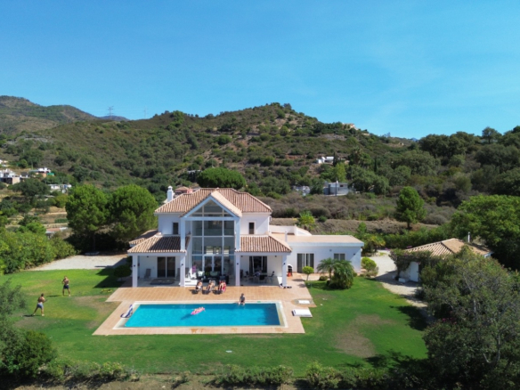 South-facing four-bedroom villa in Altos de Estepona with panoramic sea and mountain views