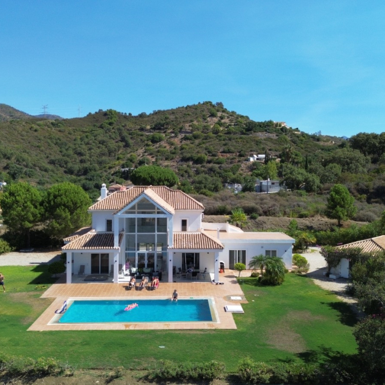 South-facing four-bedroom villa in Altos de Estepona with panoramic sea and mountain views