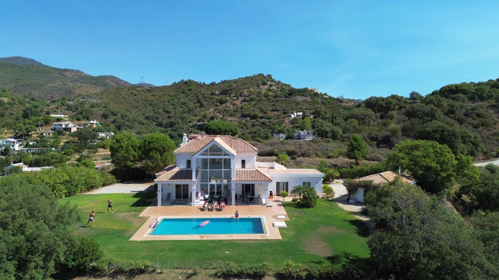 South facing four bedroom villa in Altos de Estepona with panoramic sea and mountain views