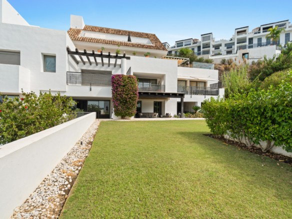 Spacious, fully furnished 3-bedroom ground-floor apartment in Tee 5, Los Flamingos, featuring expansive terraces and views of the golf course.