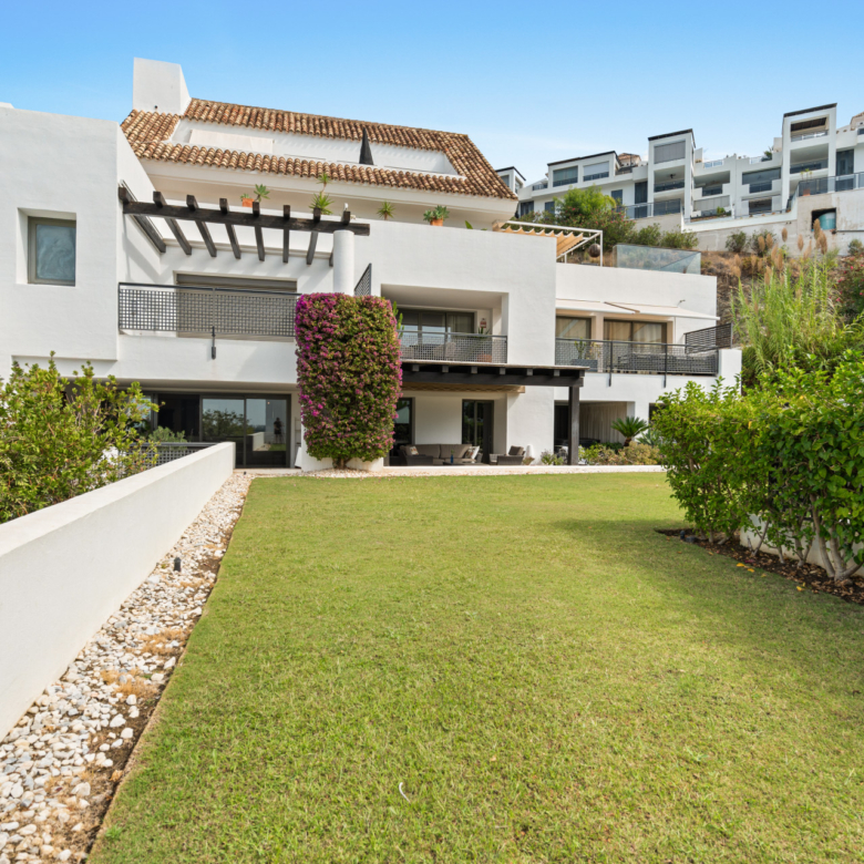 Spacious, fully furnished 3-bedroom ground-floor apartment in Tee 5, Los Flamingos, featuring expansive terraces and views of the golf course.