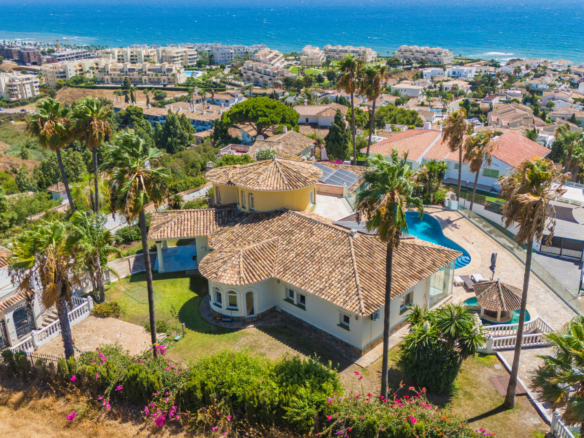 Spectacular jih čelí pět ložnice vila v El Chaparral, Mijas Costa s panoramatickým výhledem na moře