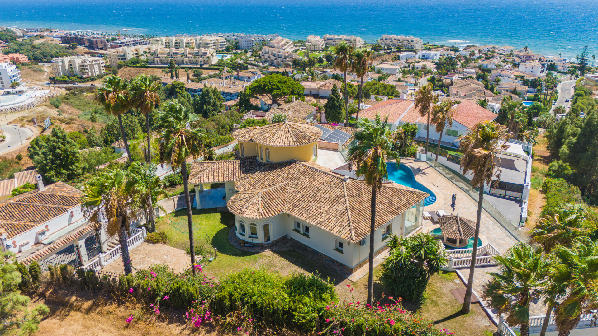 Spectacular jih celi pet loznice vila v El Chaparral Mijas Costa s panoramatickym vyhledem na more