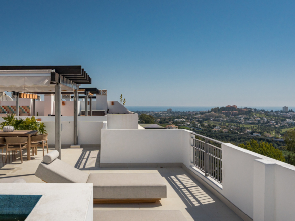 Stunning Duplex Penthouse with Private Pool and Panoramic Views in La Quinta, Benahavís