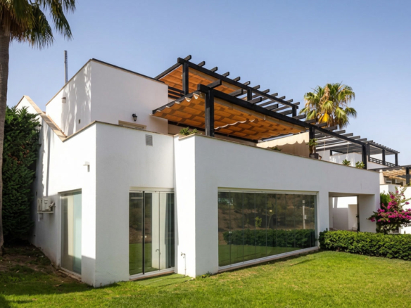 Three-Bedroom Townhouse with Sea Views, Private Office and Rooftop Jacuzzi in Santa Clara Golf, Marbella