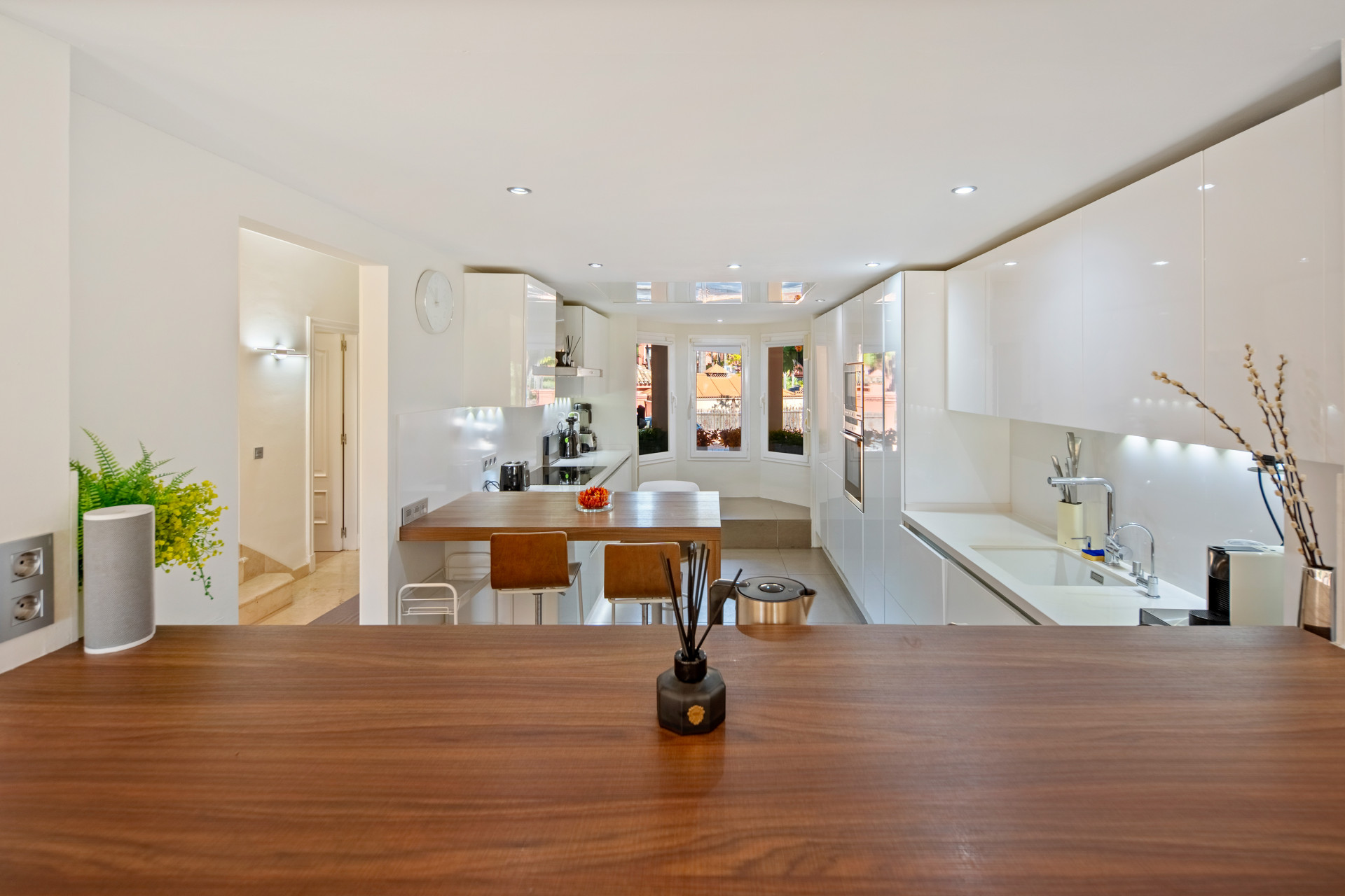Townhouse with Sea views, Independent Apartment and Rooftop Office near Puerto Banús