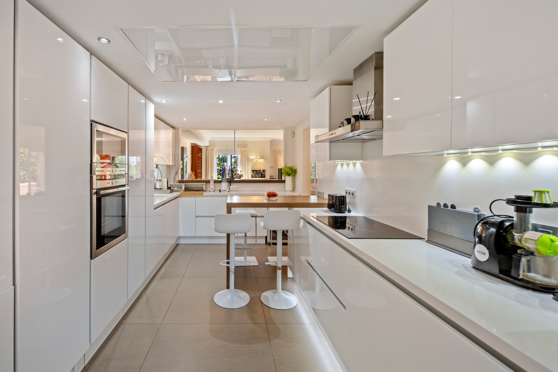 Townhouse with Sea views, Independent Apartment and Rooftop Office near Puerto Banús