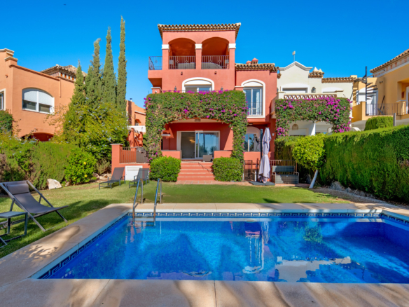 Townhouse with Independent Apartment and Rooftop Office near Puerto Banús
