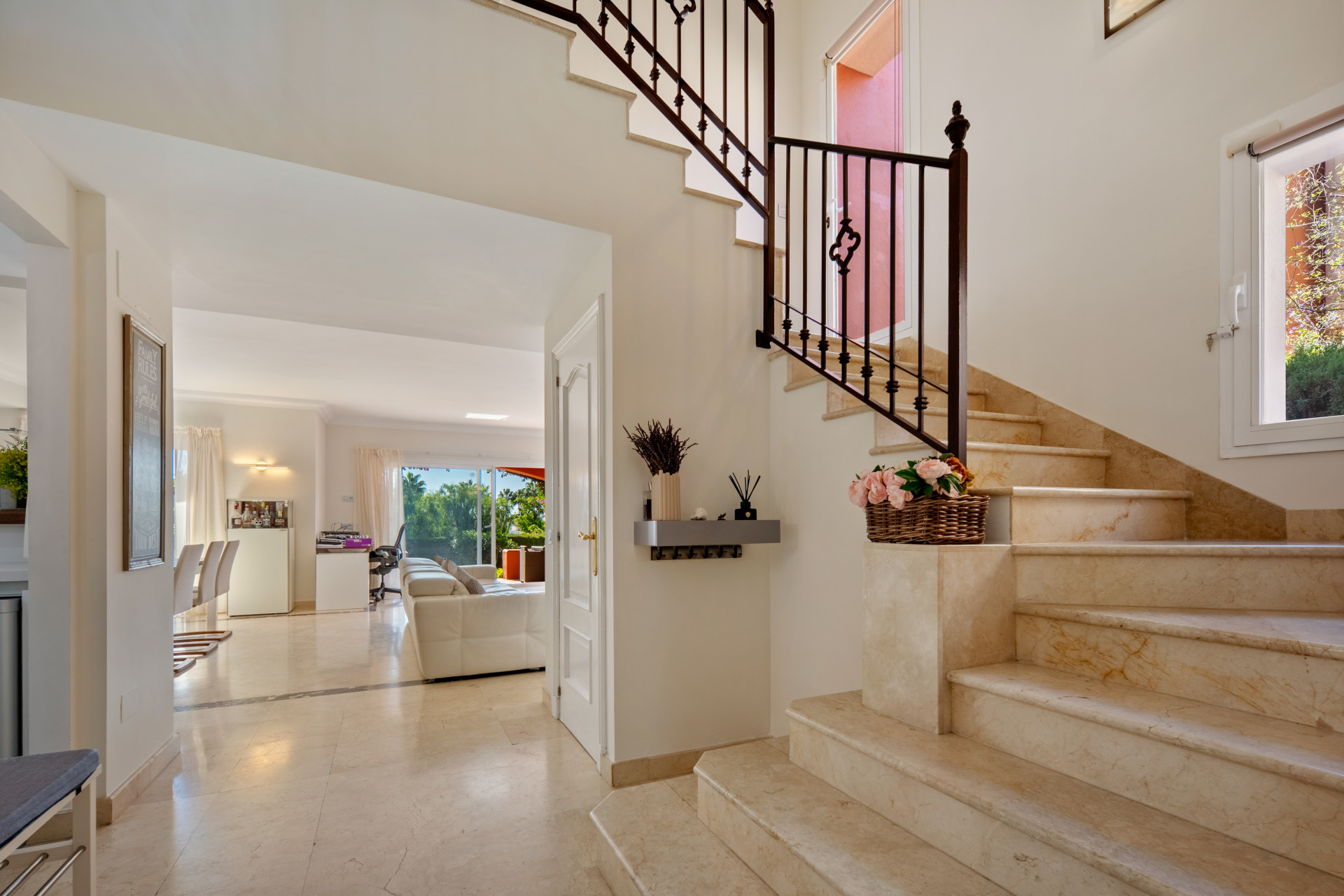 Townhouse with Sea views, Independent Apartment and Rooftop Office near Puerto Banús
