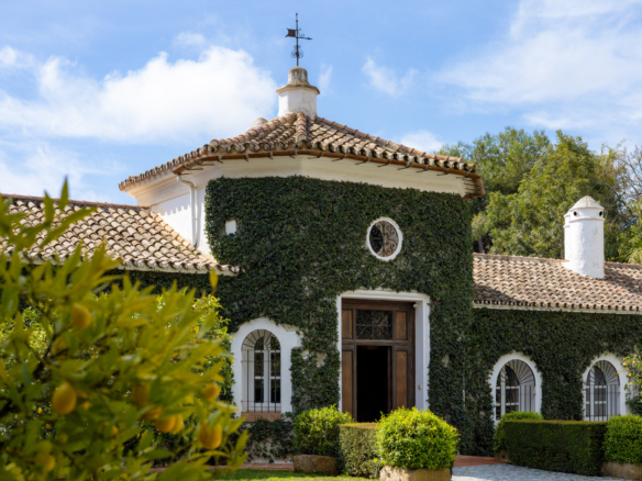 Villa El Almendral exclusive estate in Marbella Hill Club