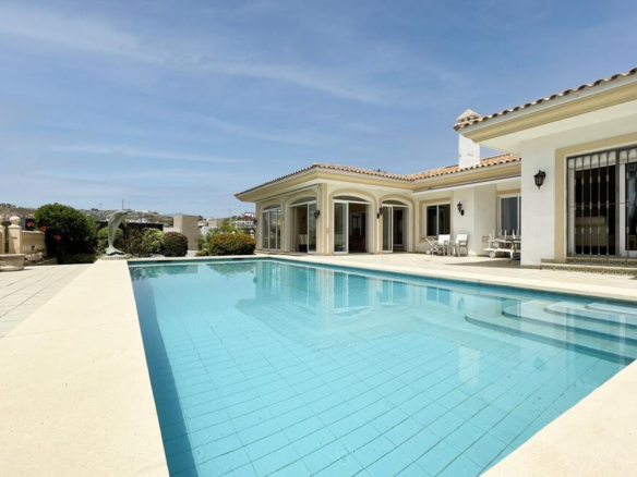 Villa im Verkauf und auf Miete in La Alqueria, Benahavis