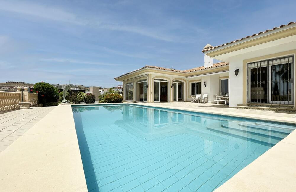 Villa im Verkauf und auf Miete in La Alqueria, Benahavis