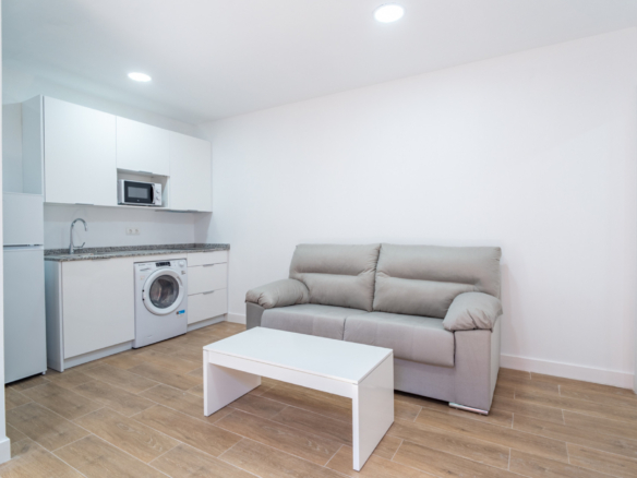 We present you this cozy apartment completely brand new, located in an authentic house kills in El Palo, one of the most soulful neighborhoods in Malaga, where life is enjoyed just a few steps from the sea.