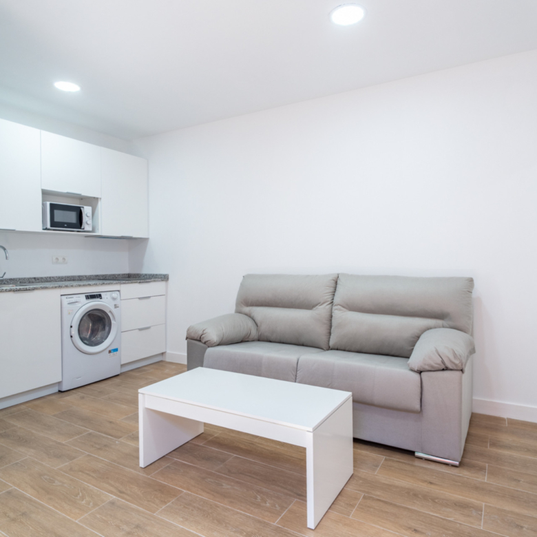 We present you this cozy apartment completely brand new, located in an authentic house kills in El Palo, one of the most soulful neighborhoods in Malaga, where life is enjoyed just a few steps from the sea.