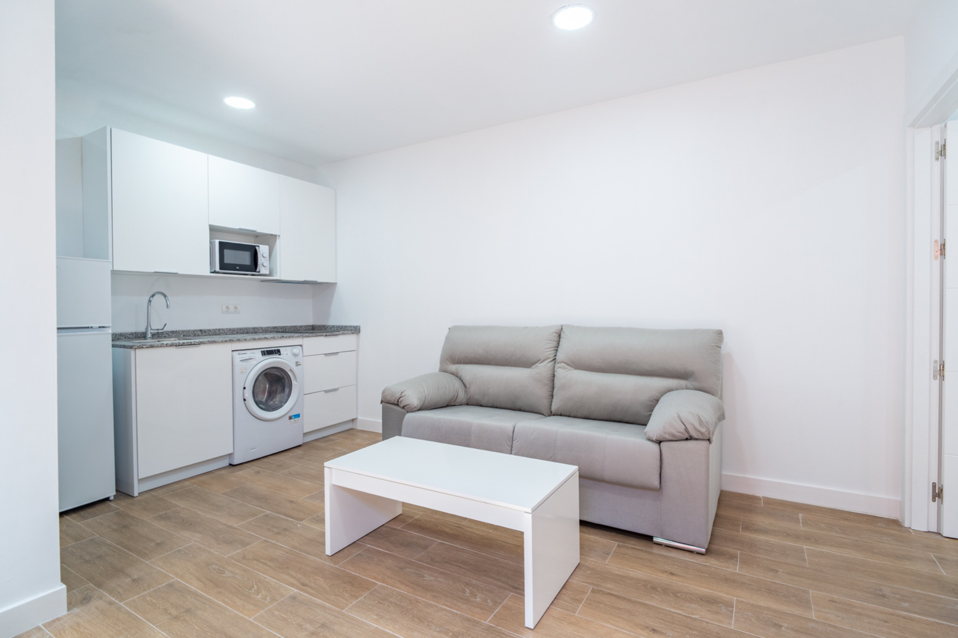We present you this cozy apartment completely brand new located in an authentic house kills in El Palo one of the most soulful neighborhoods in Malaga where life is enjoyed just a few steps from the sea