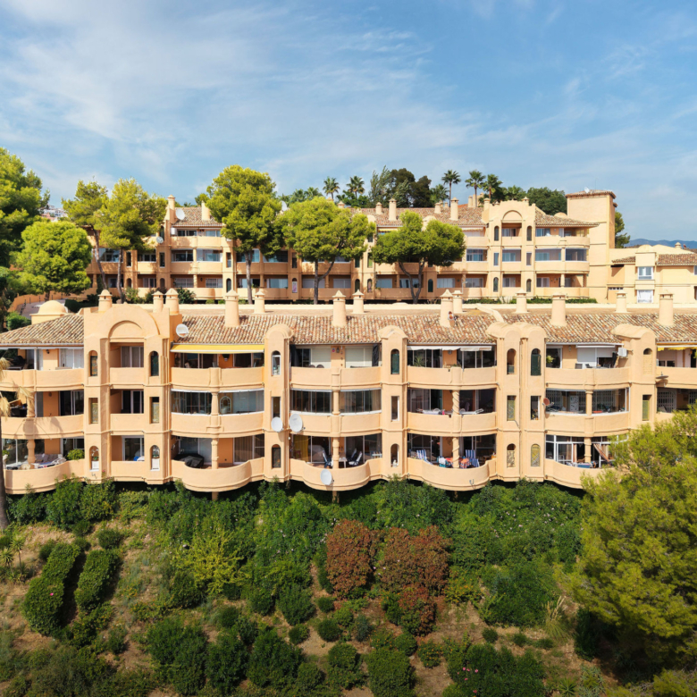 Welcome to this cozy elevated ground floor property in upper Calahonda with beautiful views!