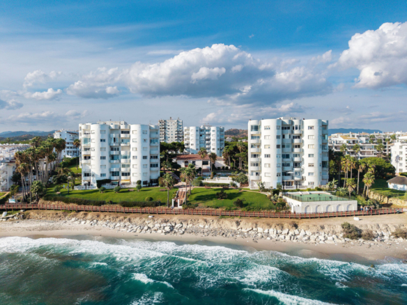 Welcome to this frontline beach studio in Calahonda!