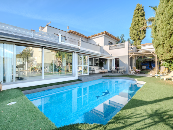 Wunderschönes Haus mit 5 Schlafzimmern in erster Linie des Golfplatzes Estepona mit Meerblick