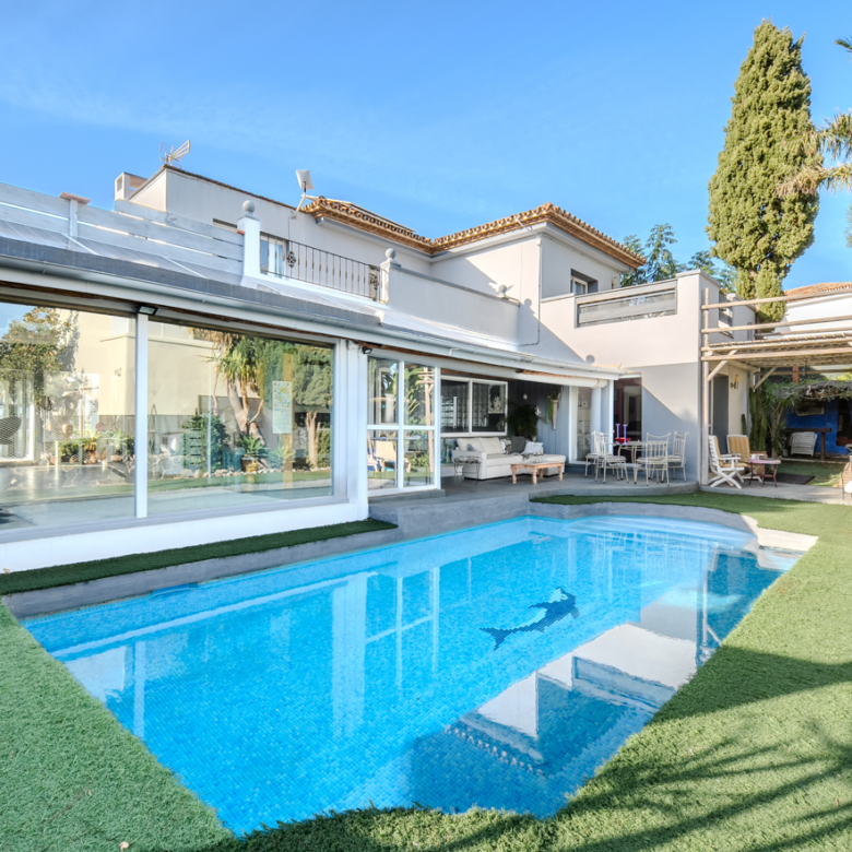 Magnificent 5 bedroom house on the front line of Estepona Golf with sea views