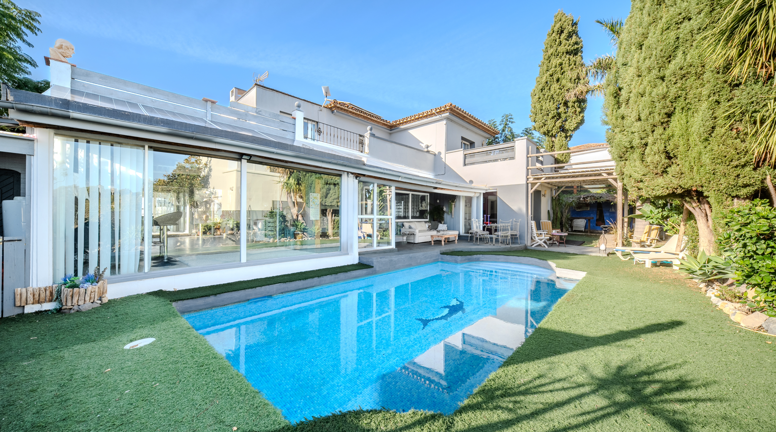 Wunderschones Haus mit 5 Schlafzimmern in erster Linie des Golfplatzes Estepona mit Meerblick